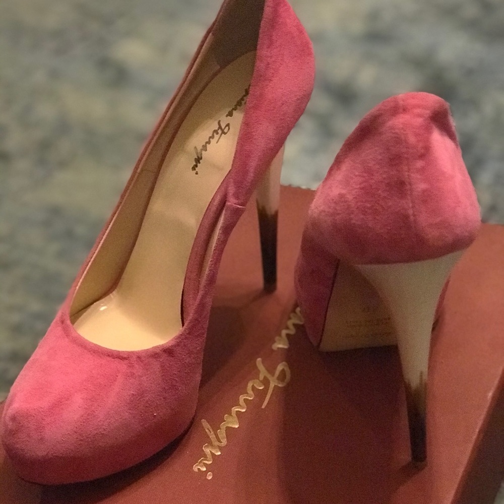 Chaira Feragni pink heels